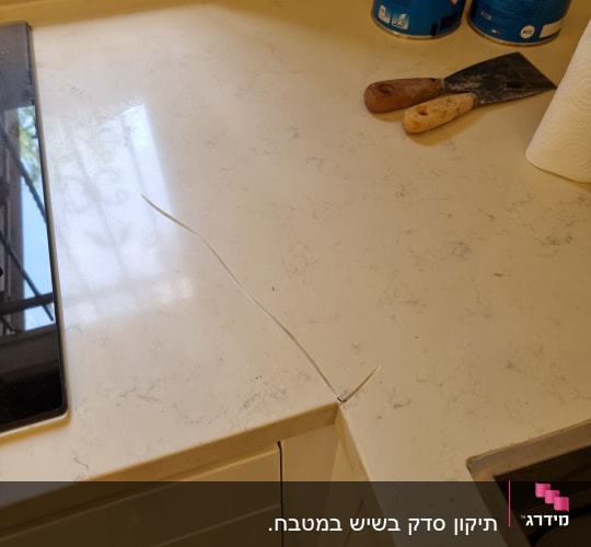 שיש לבן עם סדק וכלי עבודה על השיש